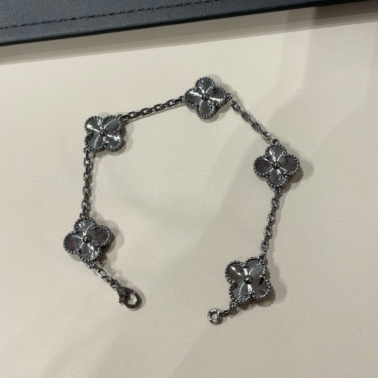 [Mystic Crown]CLOVER 5 MOTIF BLACK BRACELET