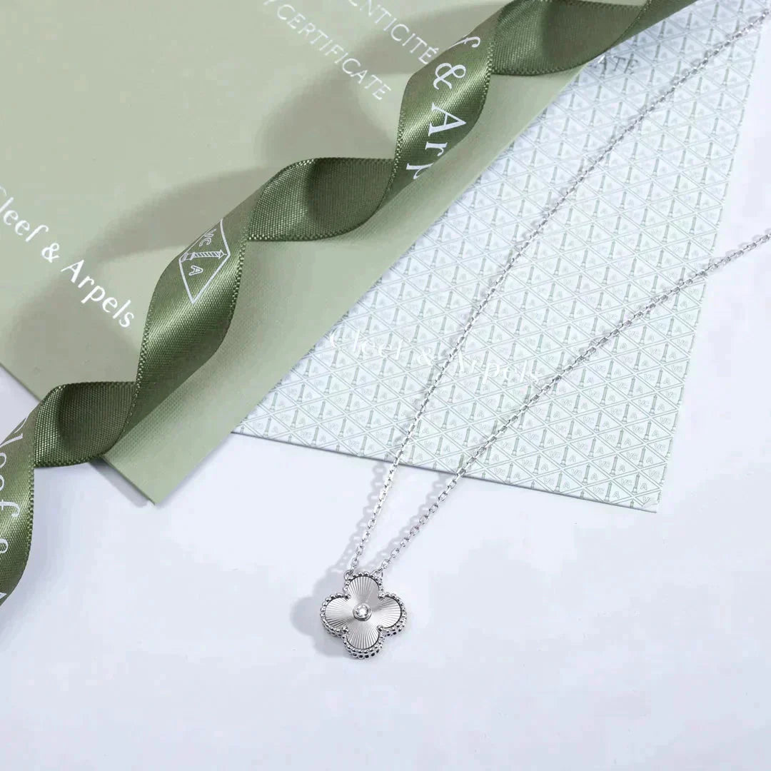 [Mystic Crown]CLOVER  15MM DIAMOND LASER NECKLACE SILVER