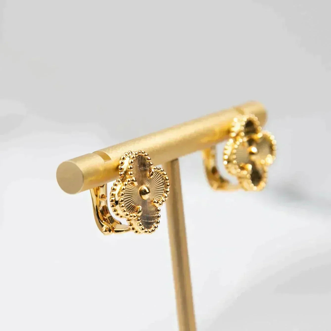 [Mystic Crown]CLOVER MEDIUM 1 MOTIFS LASER EARRINGS