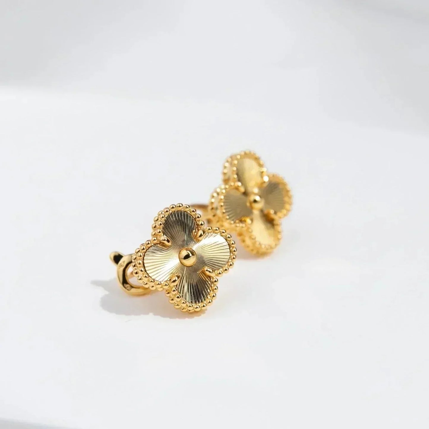 [Mystic Crown]CLOVER MEDIUM 1 MOTIFS LASER EARRINGS