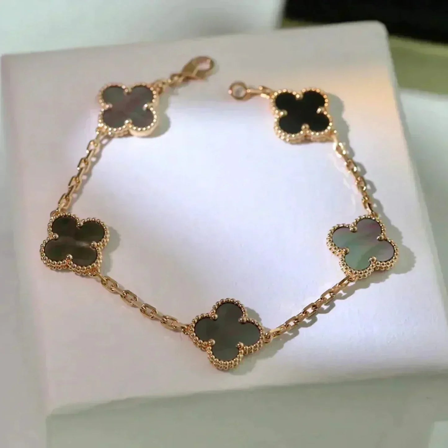 [Mystic Crown]CLOVER 5 MOTIF GRAY MOP  BRACELET