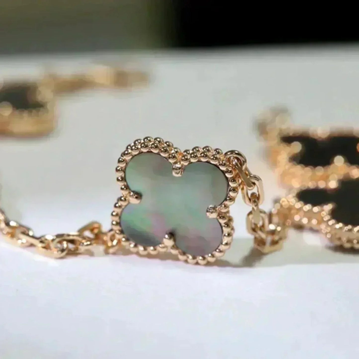[Mystic Crown]CLOVER 5 MOTIF GRAY MOP  BRACELET