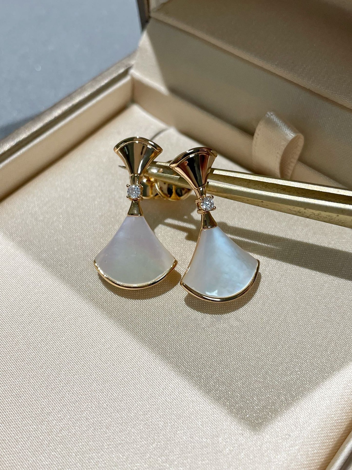 [Mystic Crown]DREAM MOP 1 DIAMOND EARRINGS