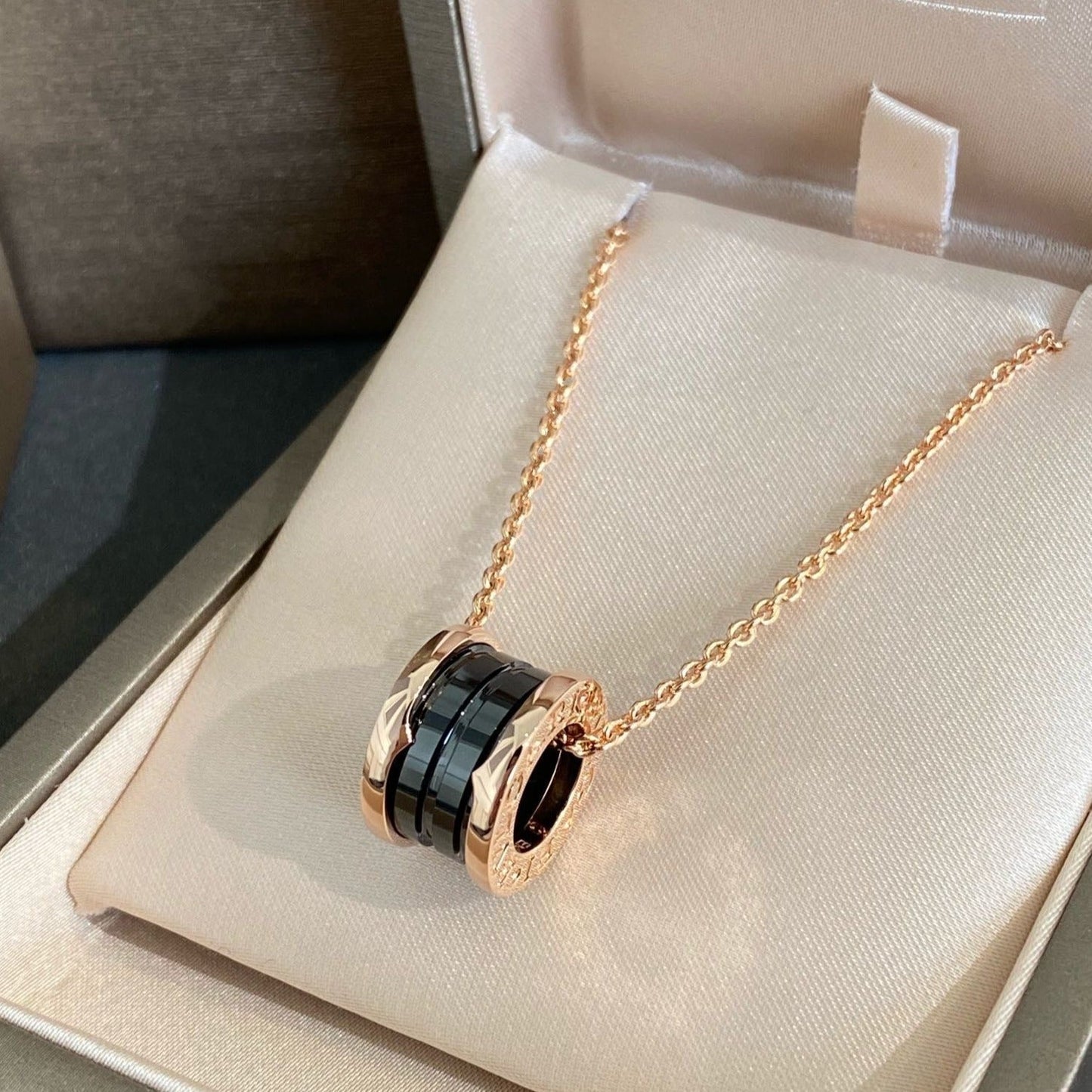 [Mystic Crown]ZERO 1 BLACK CERAMIC PINK GOLD NECKLACE