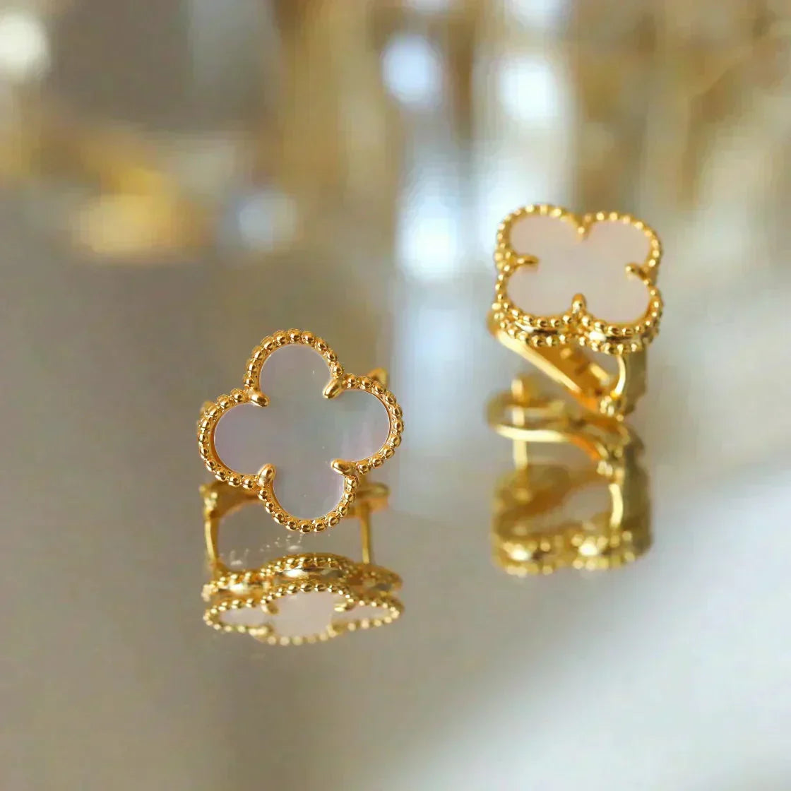 [Mystic Crown]CLOVER MEDIUM 1 MOTIFS  WHITE MOP STUD EARRINGS