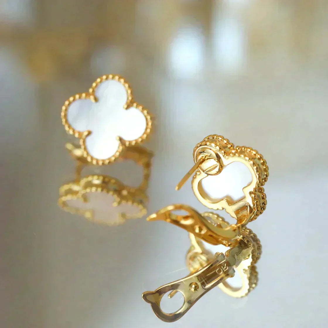 [Mystic Crown]CLOVER MEDIUM 1 MOTIFS  WHITE MOP STUD EARRINGS