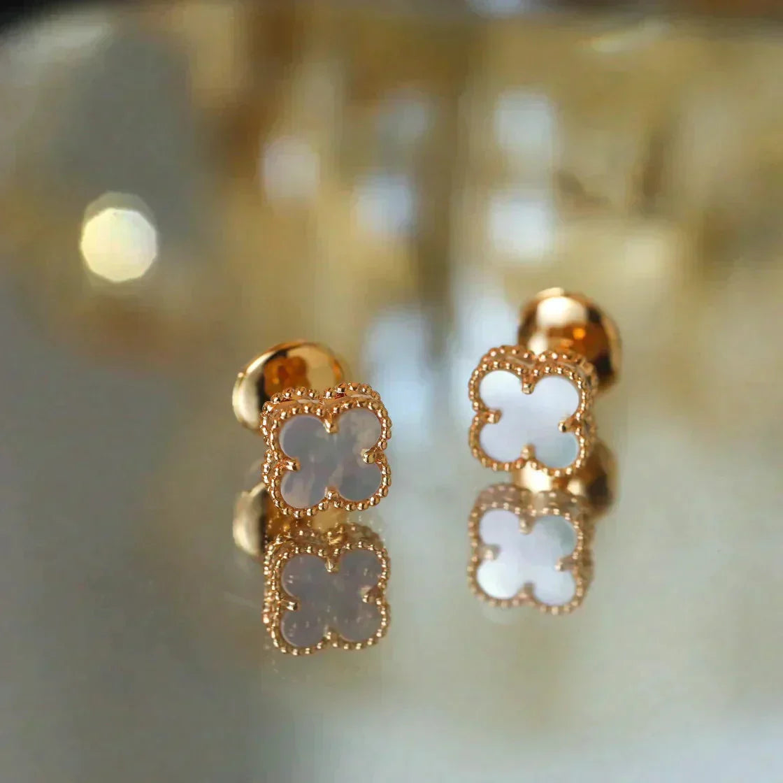 [Mystic Crown]CLOVER MINI 9.5MM WHITE MOP EARRINGS