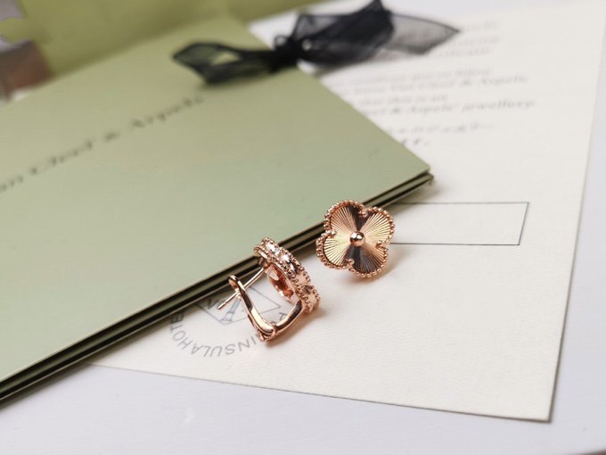 [Mystic Crown]CLOVER MEDIUM STUD EARRINGS
