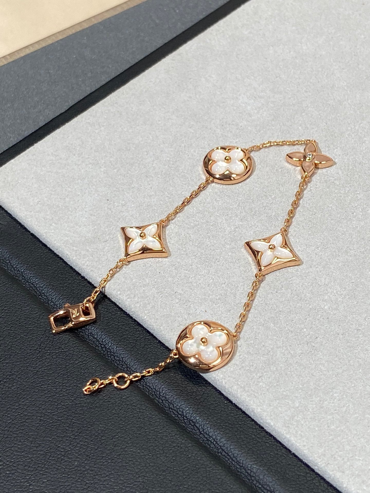 [Mystic Crown]STAR AND SUN 5 MOTIF MOP PINK GOLD BRACELET