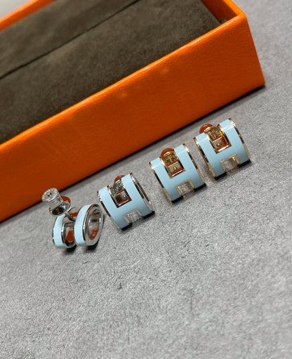 [Mystic Crown]POP H SKY BLUE STUD EARRINGS