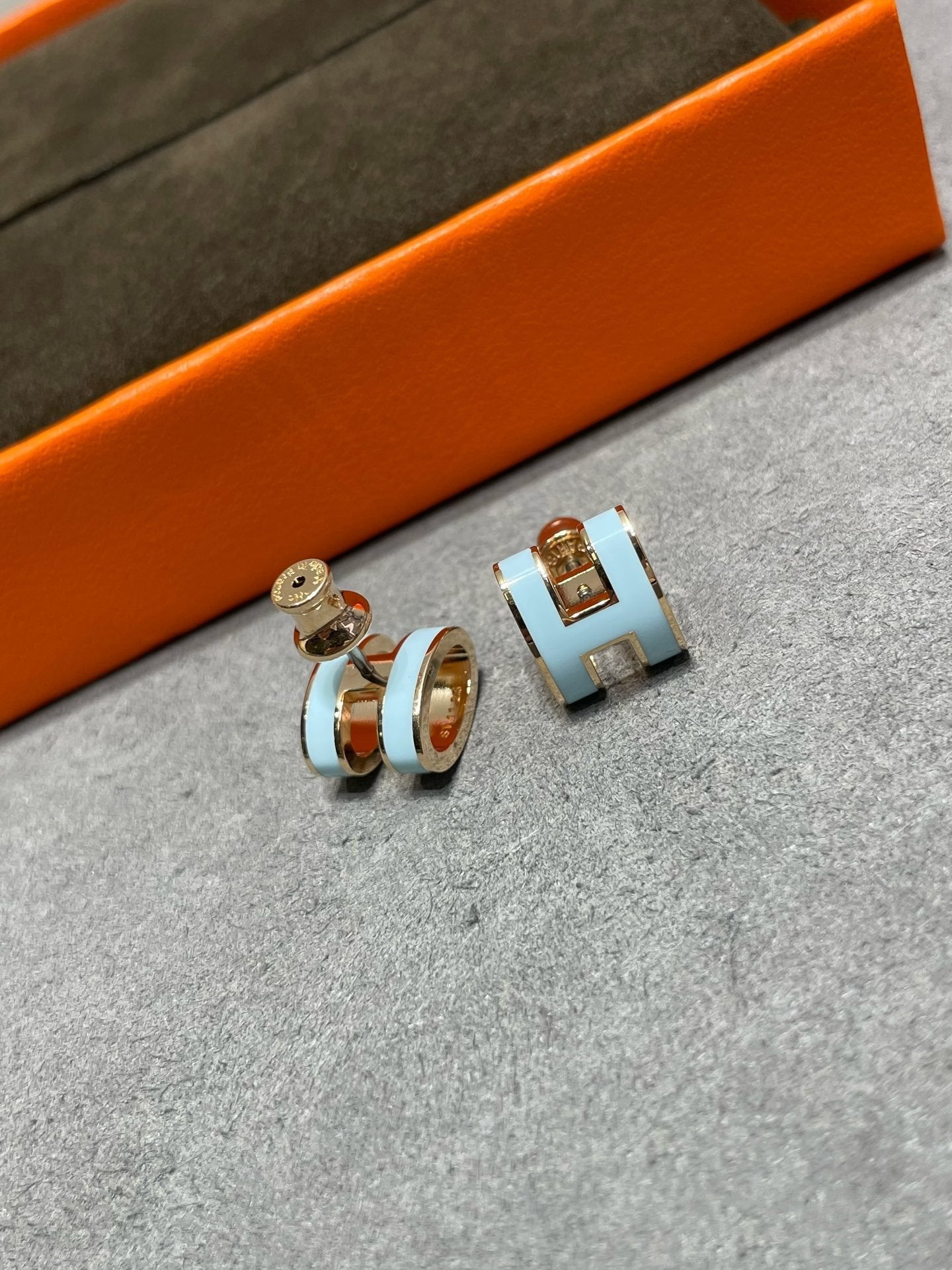 [Mystic Crown]POP H SKY BLUE STUD EARRINGS