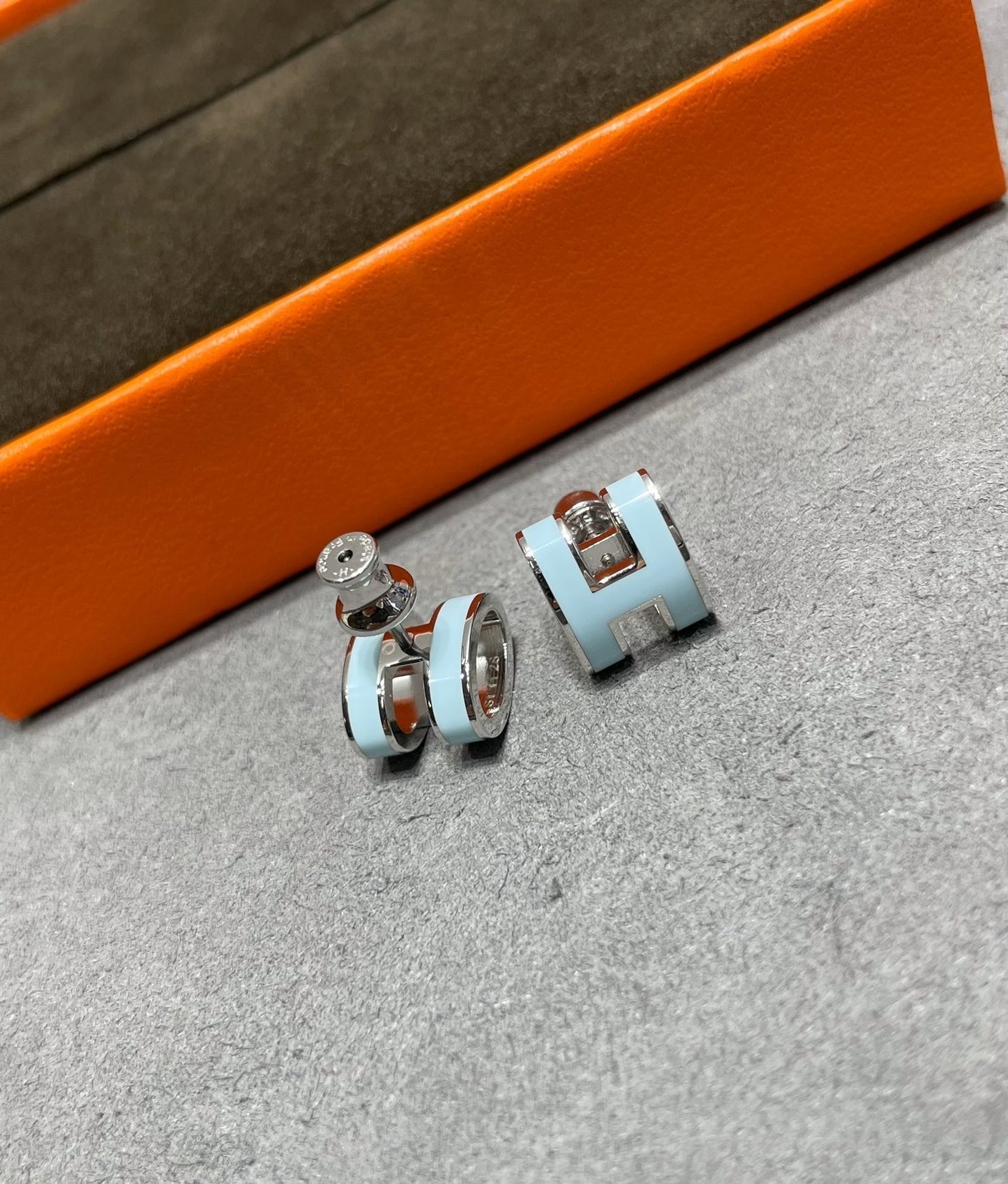 [Mystic Crown]POP H SKY BLUE STUD EARRINGS