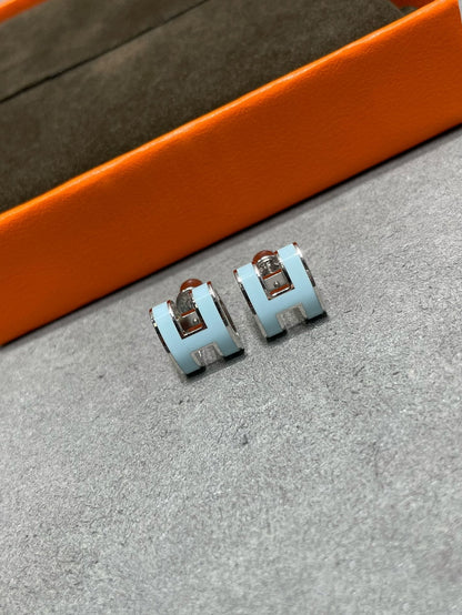 [Mystic Crown]POP H SKY BLUE STUD EARRINGS