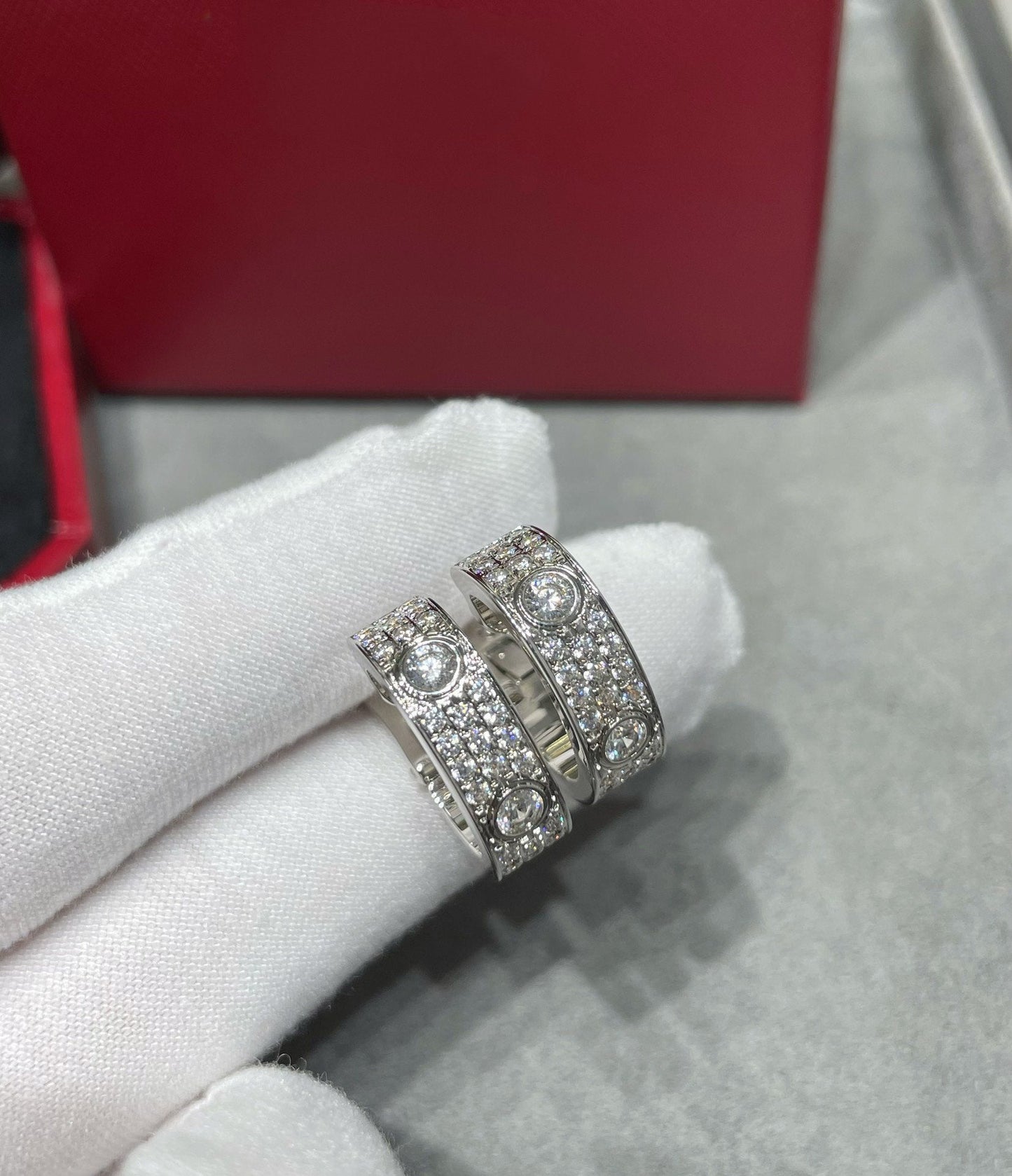 [Mystic Crown]LOVE 5.5MM DIAMOND PAVED EARRINGS