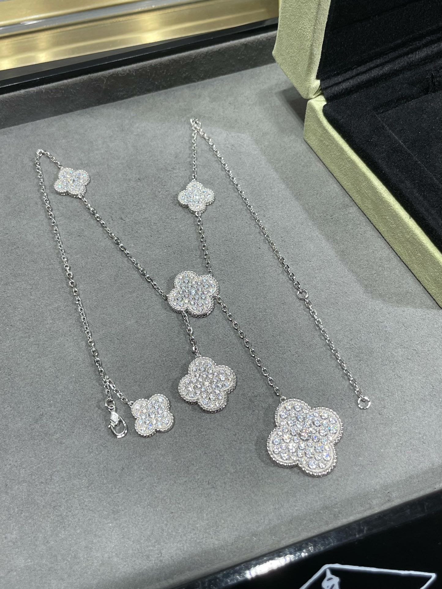 [Mystic Crown]CLOVER 6 MOTIF DIAMOND PAVED NECKLACE