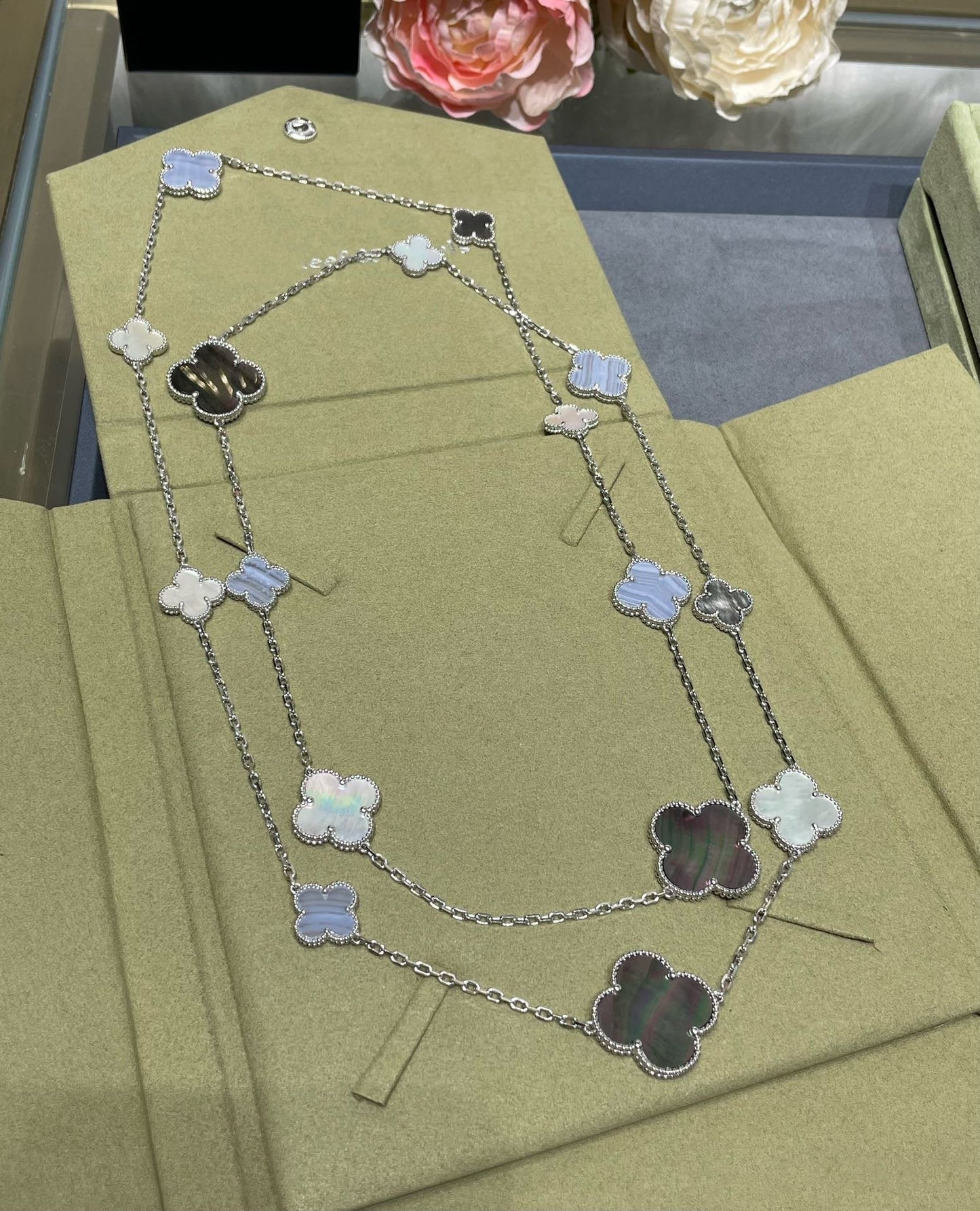[Mystic Crown]CLOVER 16 MOTIF CHALCEDONY MOP SILVER NECKLACE