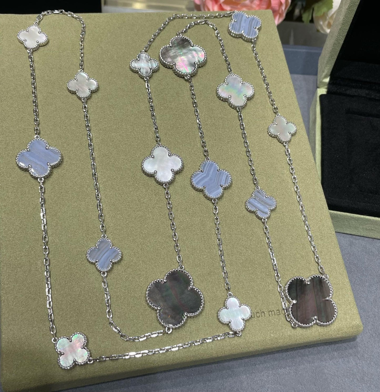 [Mystic Crown]CLOVER 16 MOTIF CHALCEDONY MOP SILVER NECKLACE