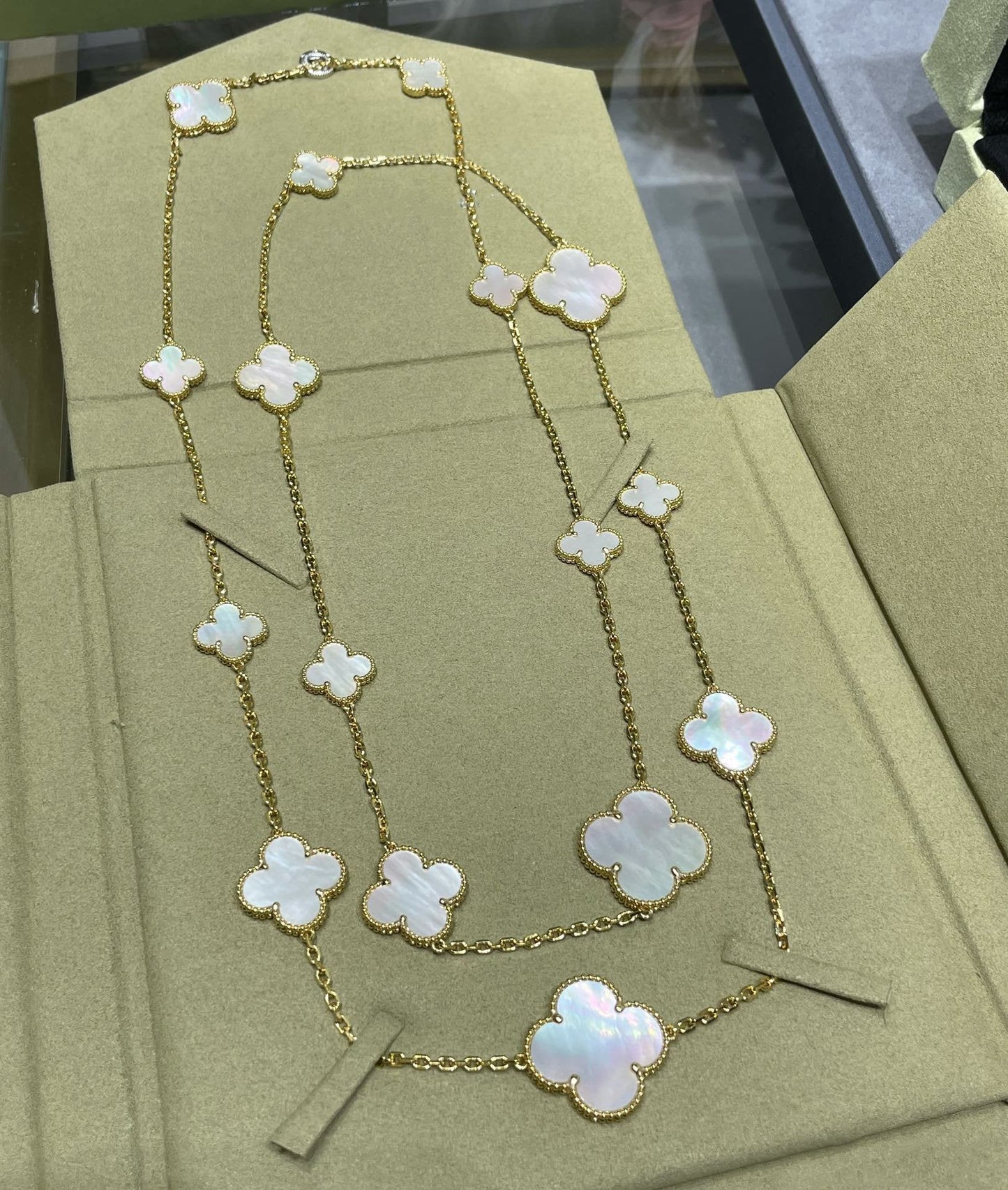 [Mystic Crown]CLOVER 16 MOTIF WHITE MOP GOLD NECKLACE