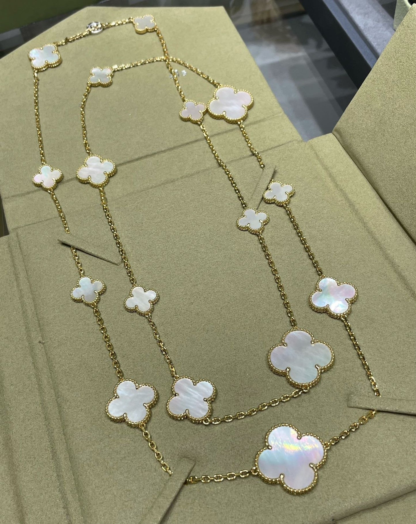 [Mystic Crown]CLOVER 16 MOTIF WHITE MOP GOLD NECKLACE