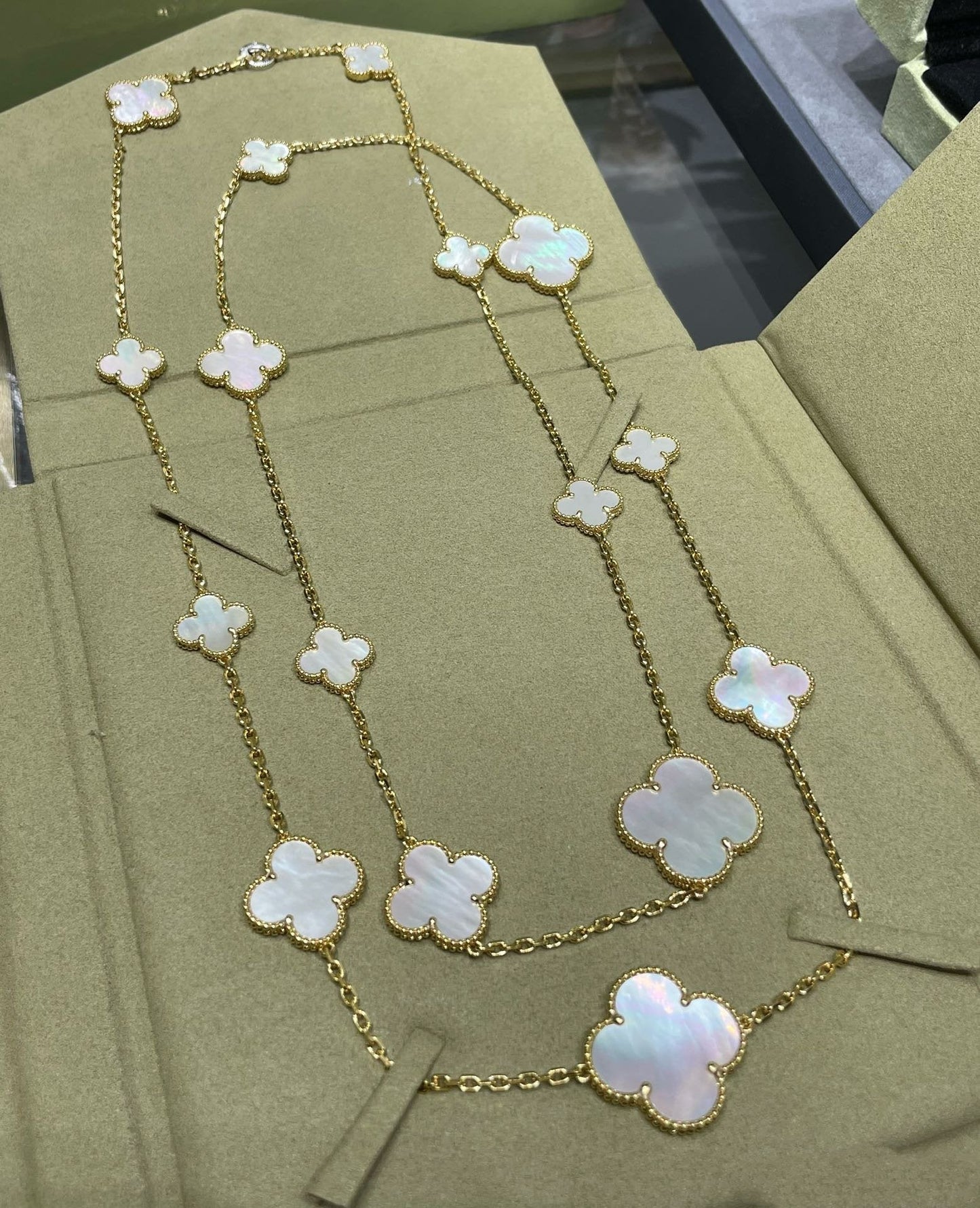 [Mystic Crown]CLOVER 16 MOTIF WHITE MOP GOLD NECKLACE