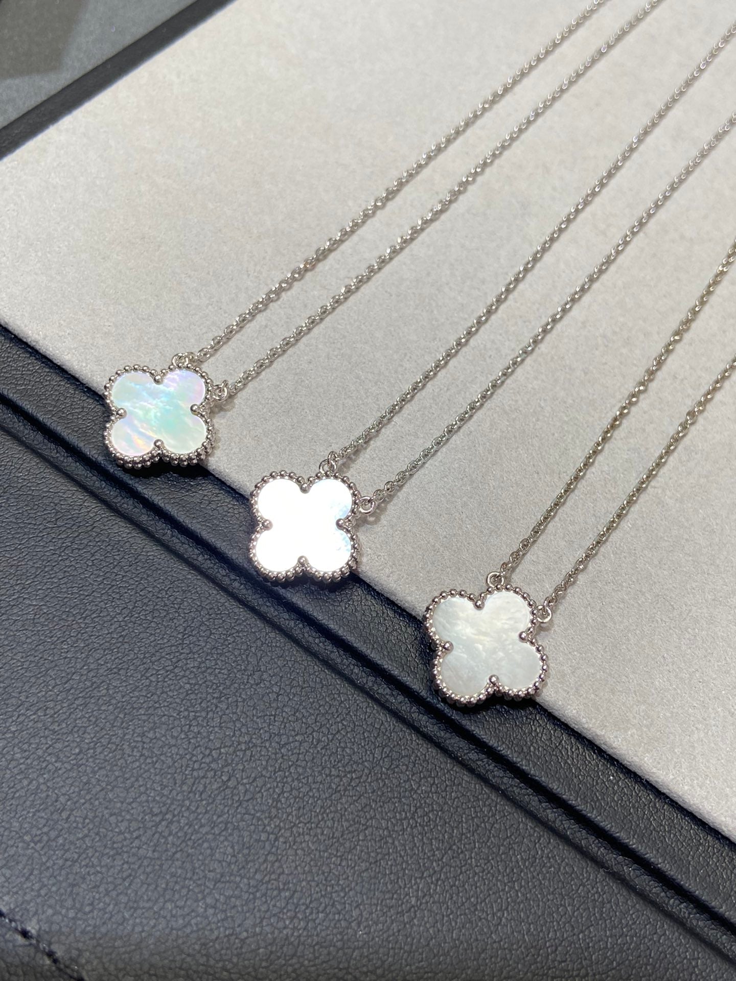 [Mystic Crown]CLOVER MEDIUM SILVER WHITE MOP NECKLACE