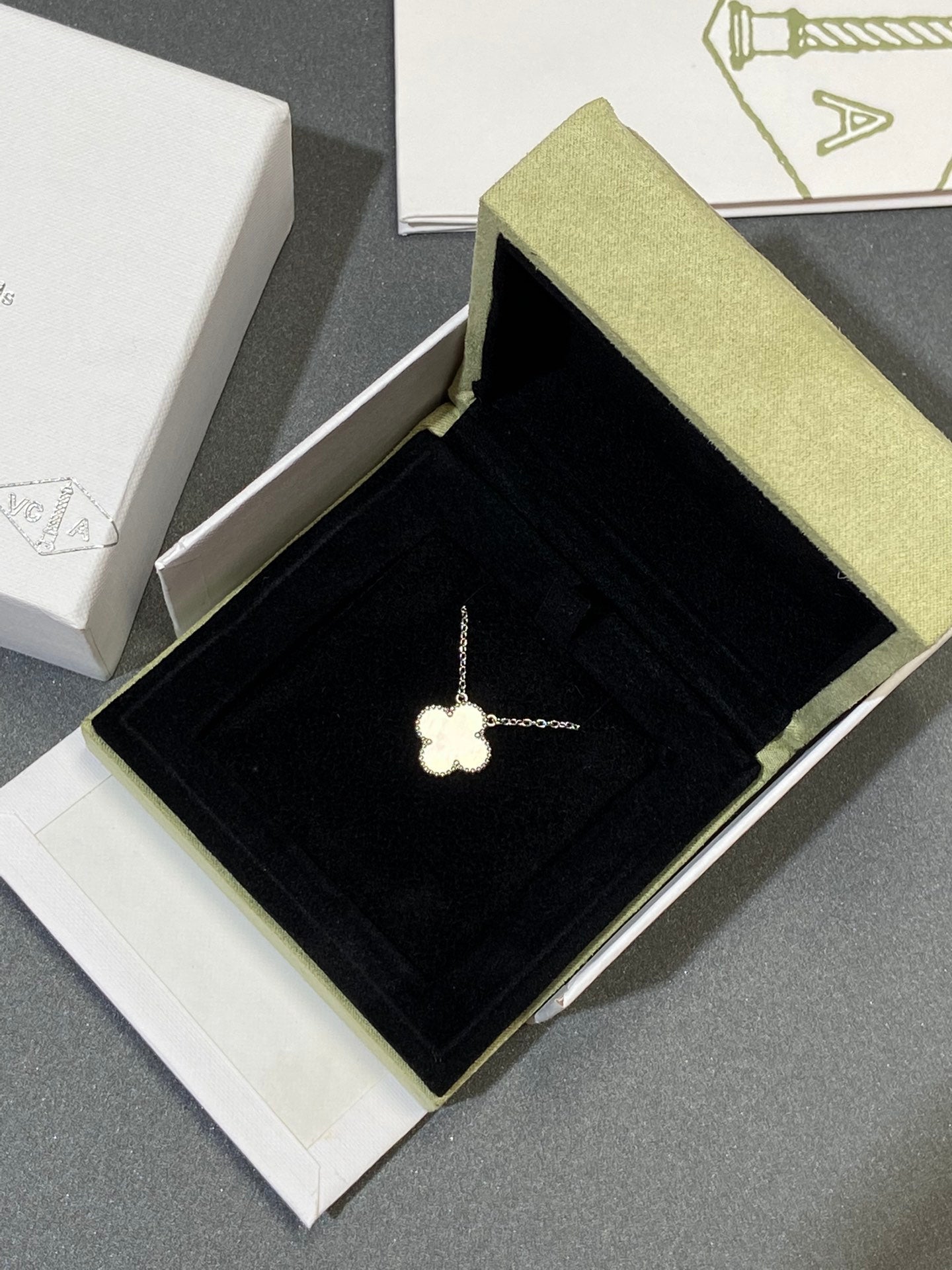 [Mystic Crown]CLOVER MEDIUM SILVER WHITE MOP NECKLACE