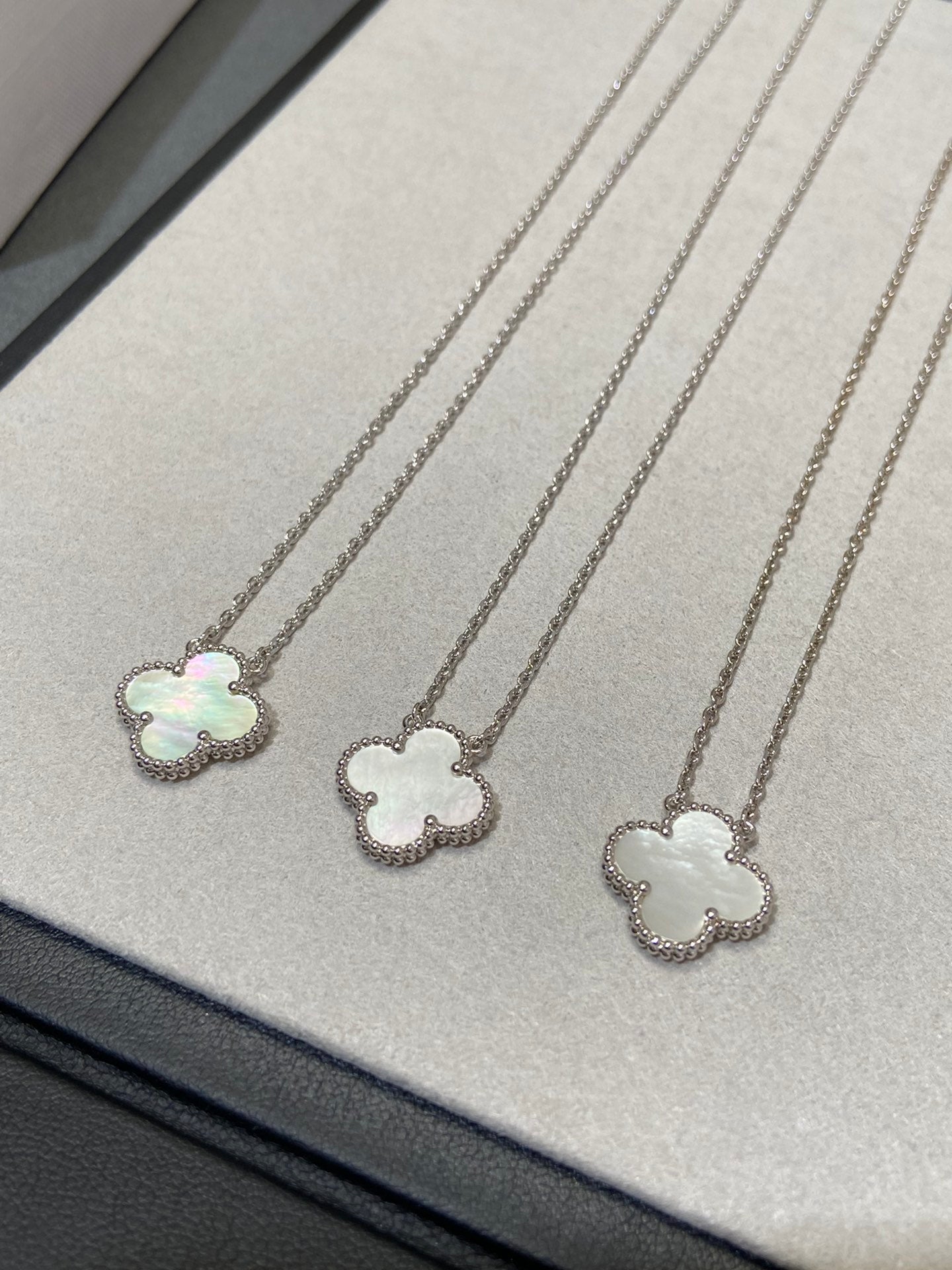 [Mystic Crown]CLOVER MEDIUM SILVER WHITE MOP NECKLACE