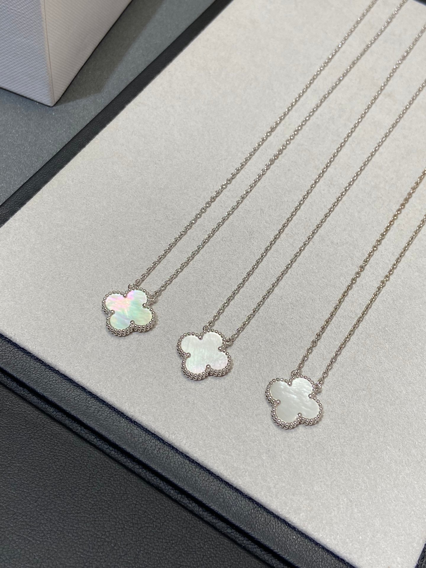 [Mystic Crown]CLOVER MEDIUM SILVER WHITE MOP NECKLACE
