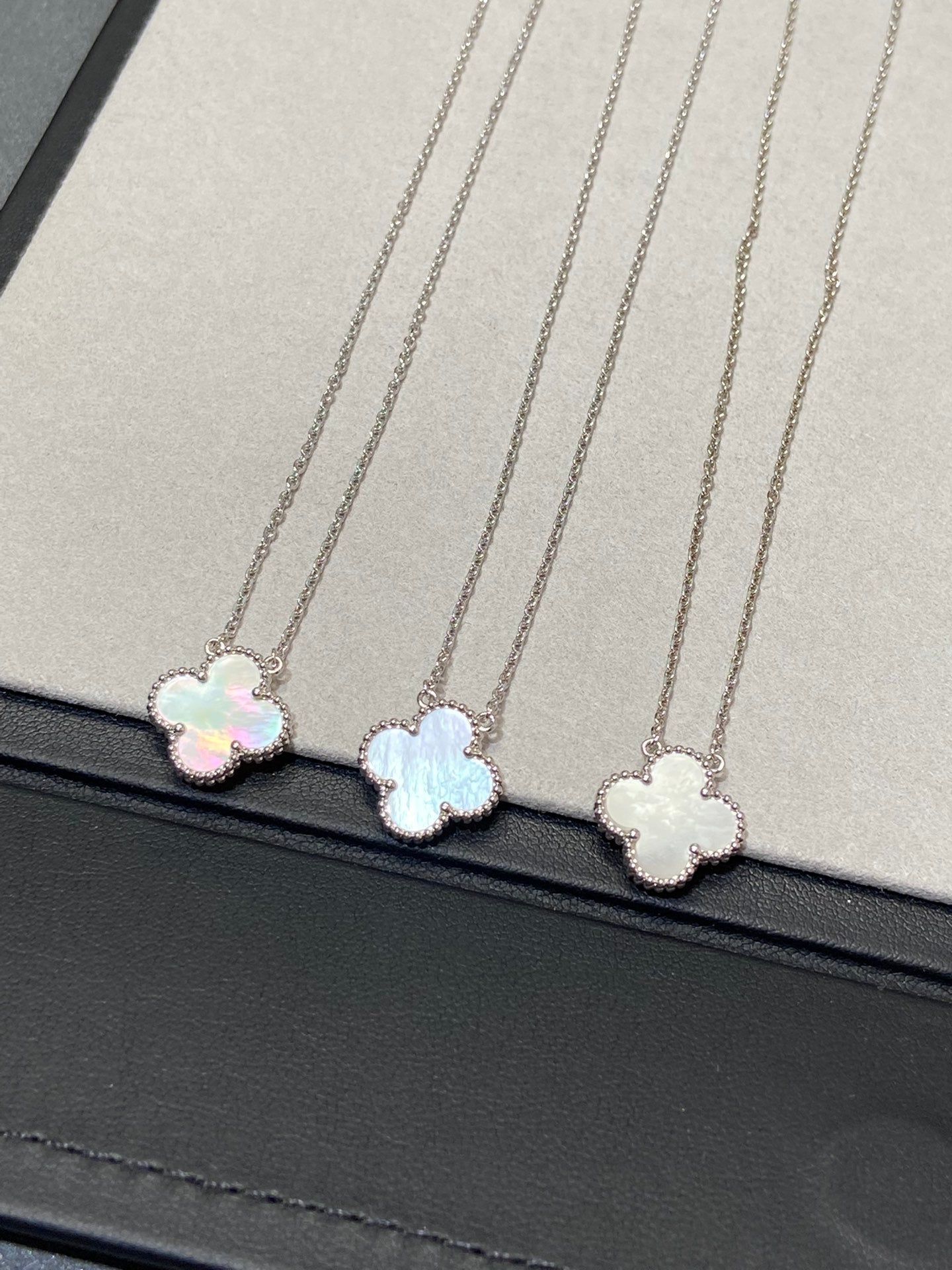 [Mystic Crown]CLOVER MEDIUM SILVER WHITE MOP NECKLACE