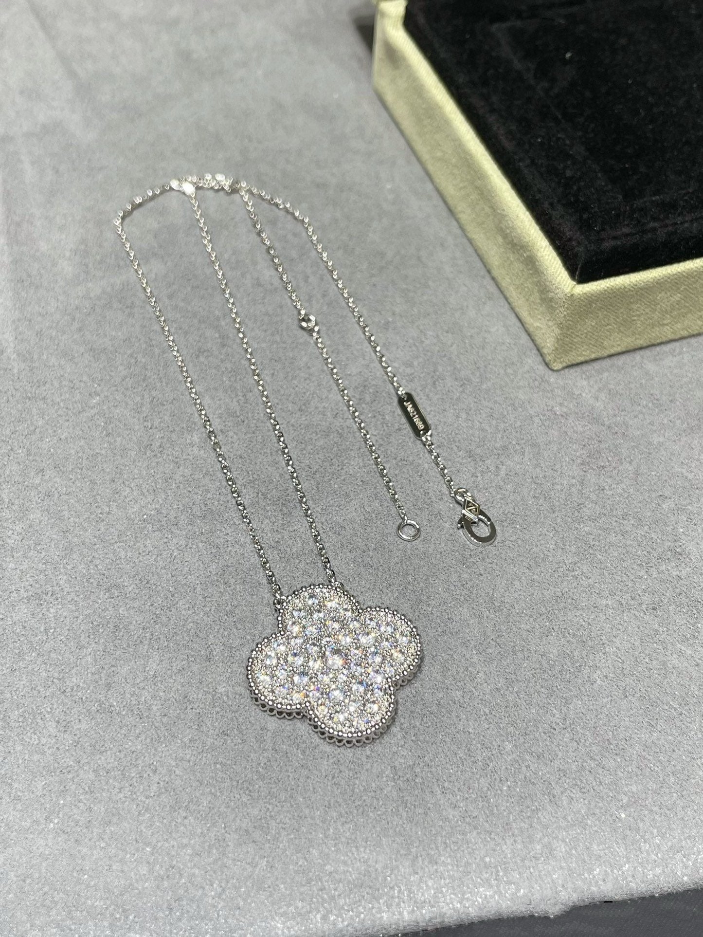 [Mystic Crown]CLOVER 25MM LARGE PENDANT DIAMOND PAVED SILVER NECKLACE