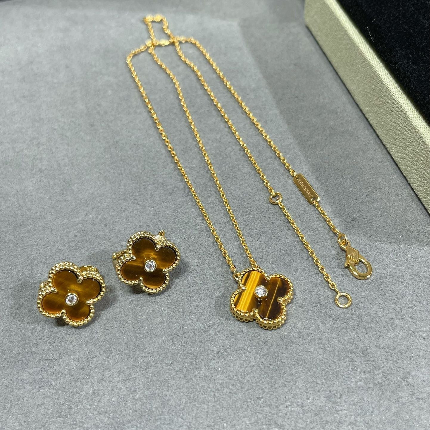 [Mystic Crown]CLOVER 15MM DIAMOND AND YELLOW TIGER'S EYE AGATE necklace