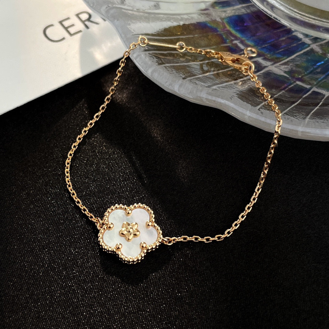 [Mystic Crown]LUCKY WHITE MOP PLUM BLOSSOM  BRACELET