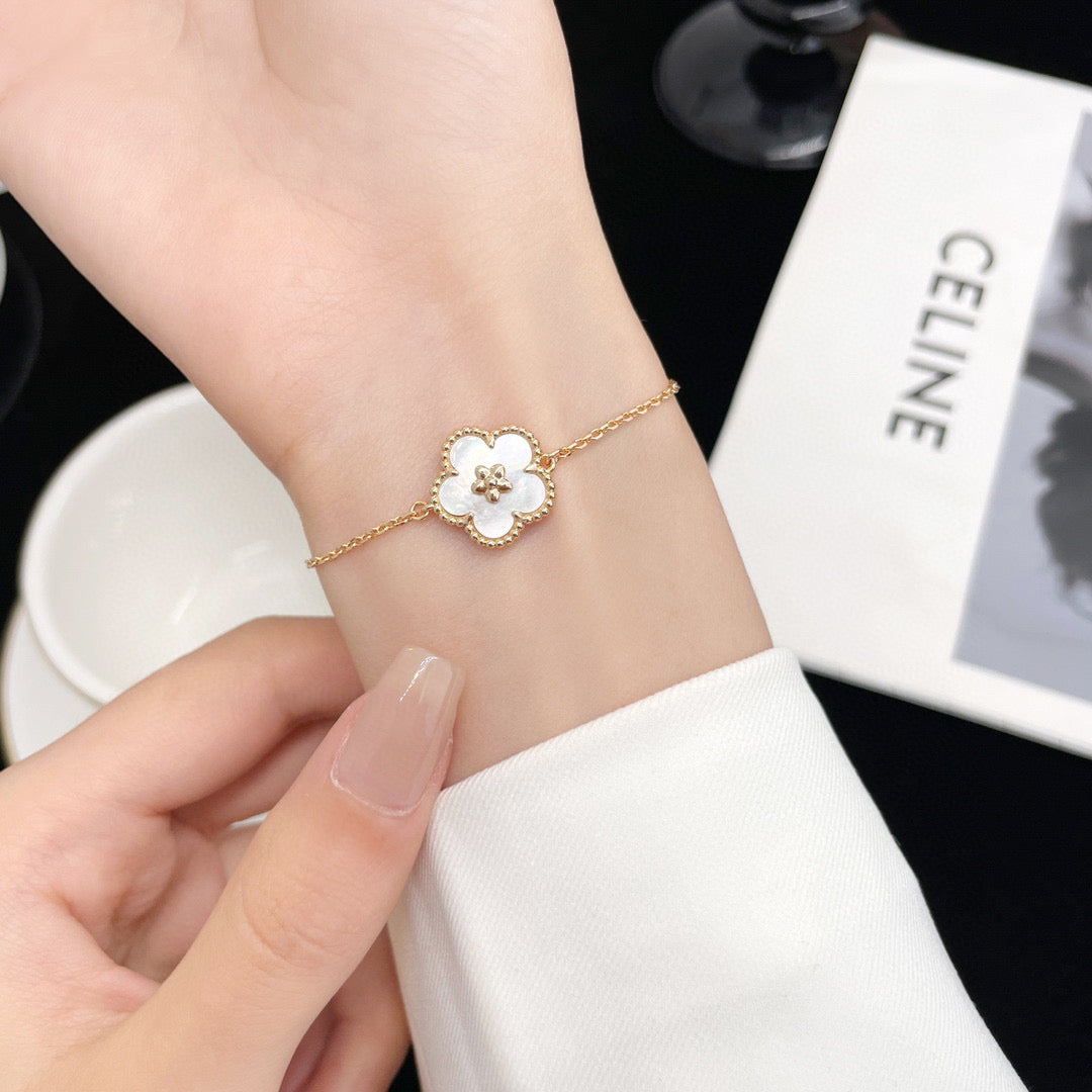 [Mystic Crown]LUCKY WHITE MOP PLUM BLOSSOM  BRACELET