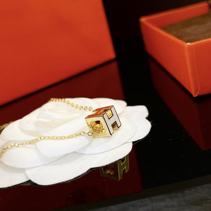 [Mystic Crown]H WHITE SQUARE GOLD NECKLACE
