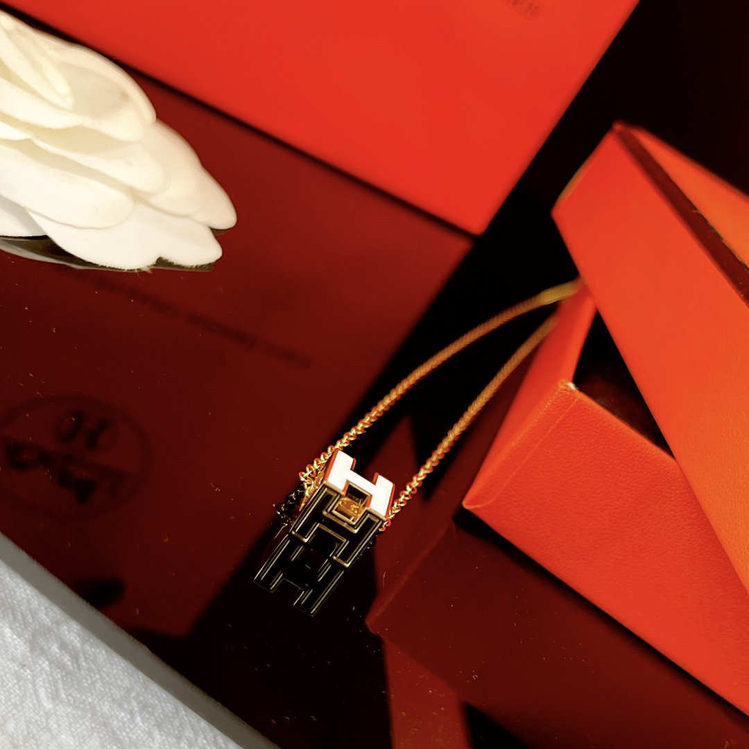[Mystic Crown]H WHITE SQUARE GOLD NECKLACE