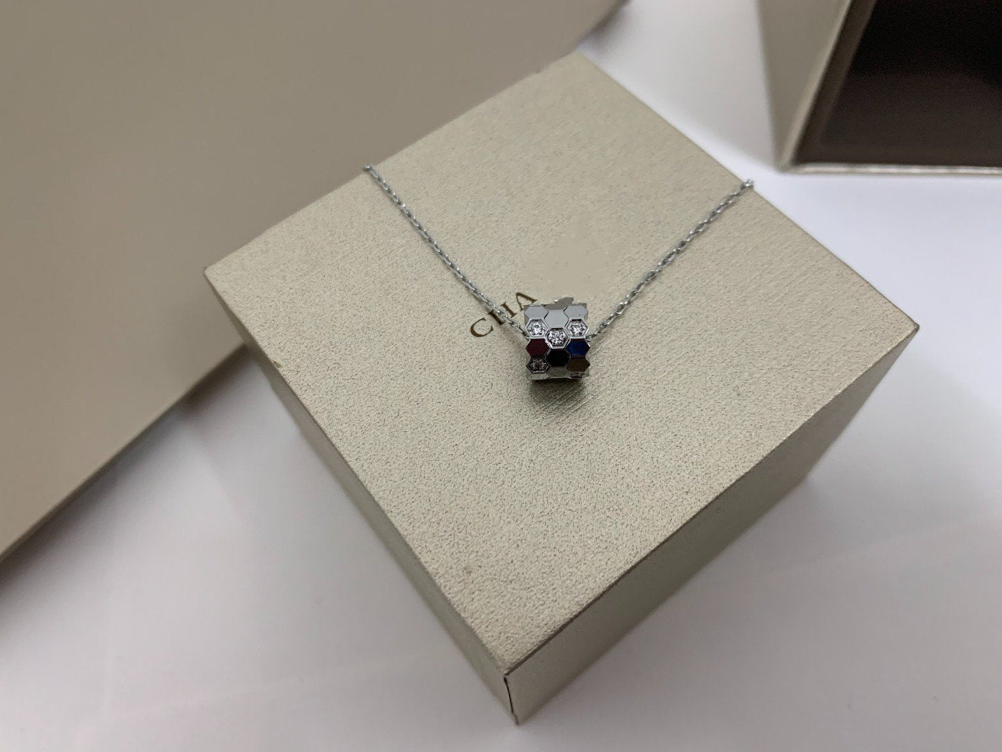 [Mystic Crown]BEE LOVE DIAMOND NECKLACE