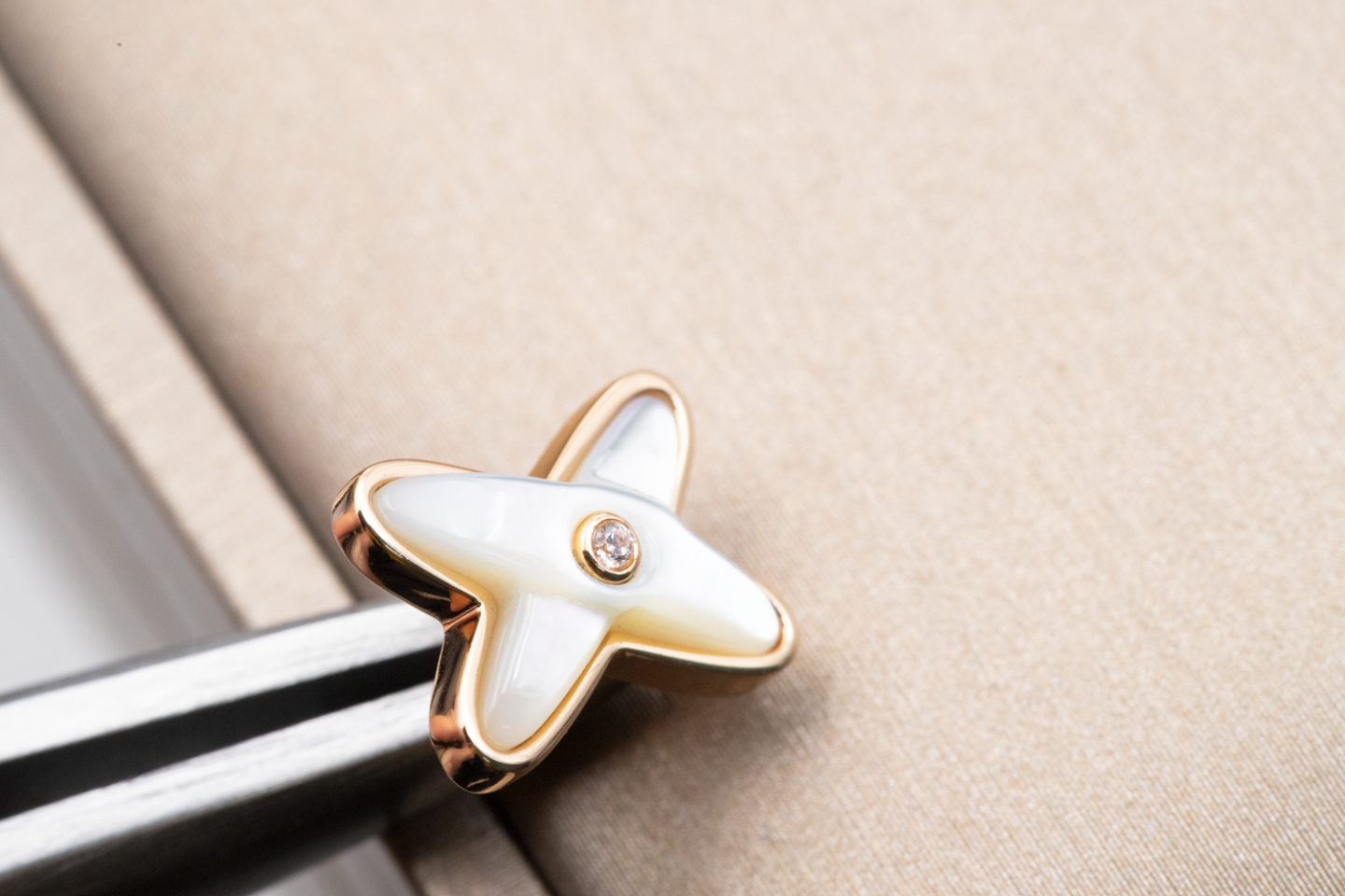 [Mystic Crown]JEUX DE WHITE MOP ROSE GOLD DIAMOND EARRINGS