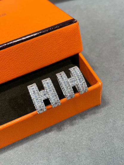 [Mystic Crown]H STUD EARRINGS WITH SILVER DIAMONDS