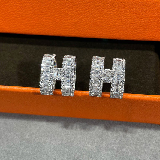 [Mystic Crown]H STUD EARRINGS WITH SILVER DIAMONDS