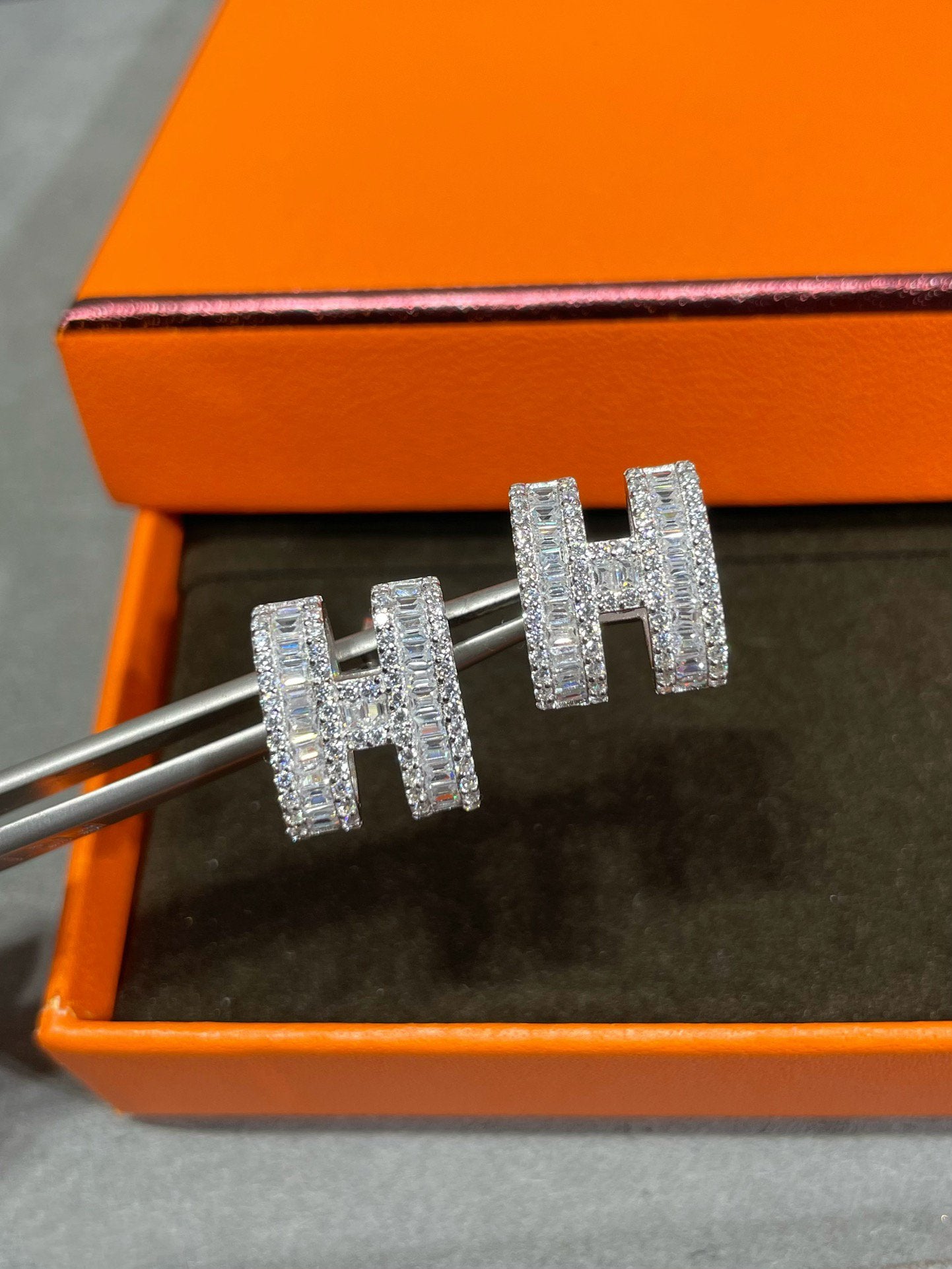 [Mystic Crown]H STUD EARRINGS WITH SILVER DIAMONDS