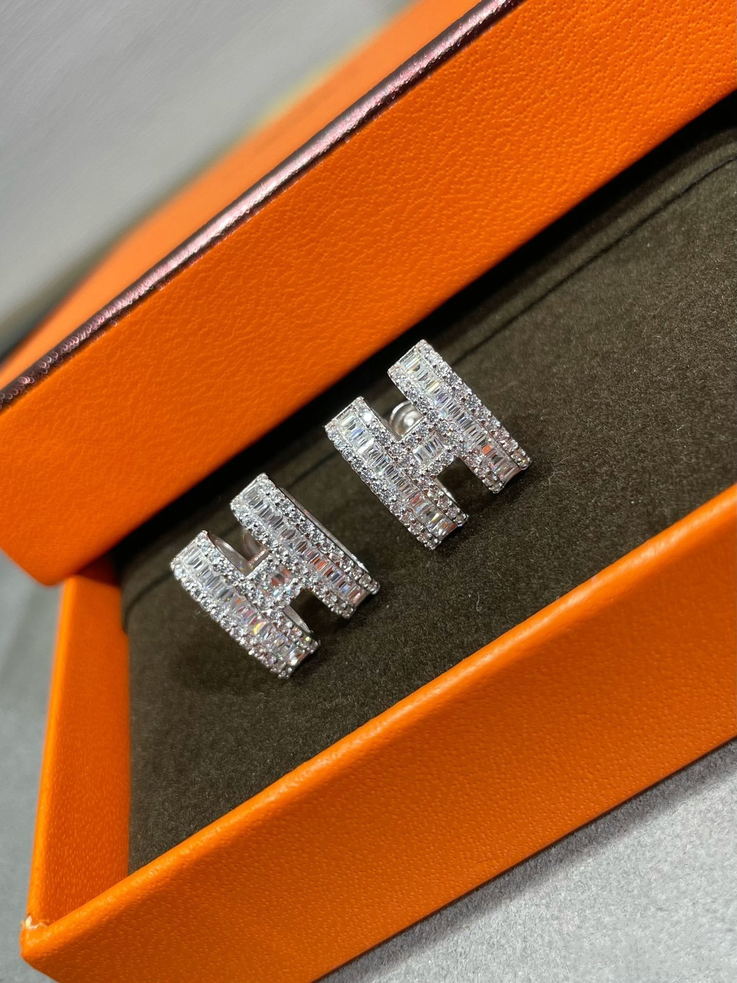 [Mystic Crown]H STUD EARRINGS WITH SILVER DIAMONDS