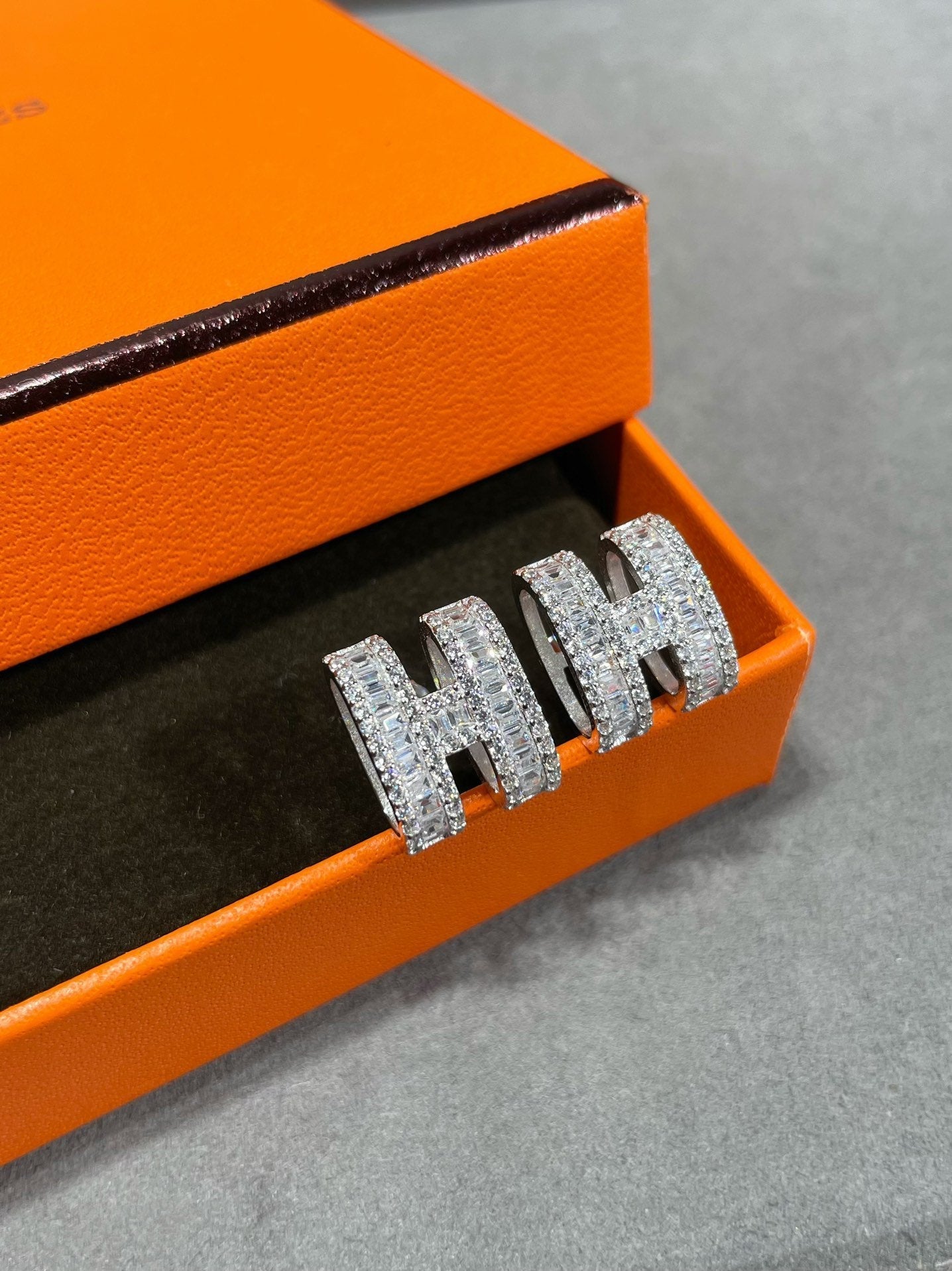 [Mystic Crown]H STUD EARRINGS WITH SILVER DIAMONDS